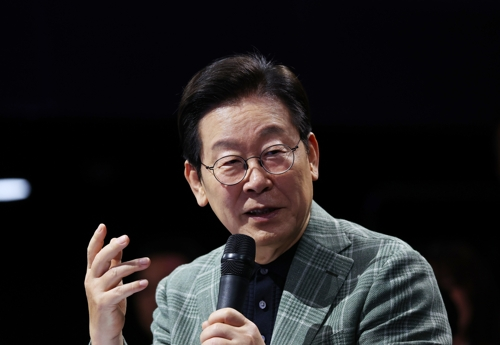 이재명 대통령이 14일 서울 동대문구 콘텐츠문화광장에서 디지털토크라이브 ‘국민의 목소리, 정책이 되다’ 간담회를 하고 있다. [연합뉴스]