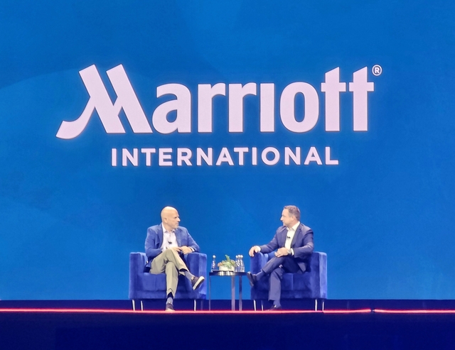 마이크 시실리아(왼쪽) 오라클 CEO와 타이 브리랜드 매리어트 CHRO가 14일(현지시간) 미국 라스베이거스에서 열린 ‘오라클 AI 월드 2025’에서 대담을 나누고 있다. 팽동현 기자