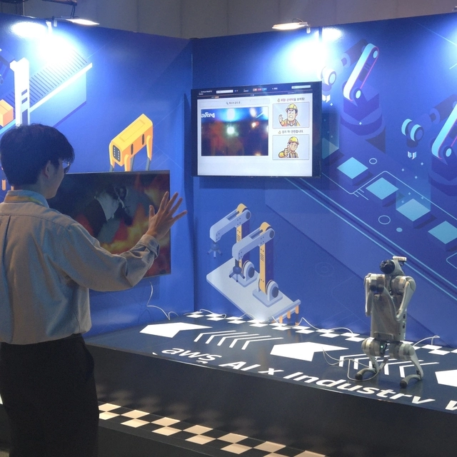 화재 상황에서 구조가 필요한 작업자를 돕는 중앙대의 ‘에이전틱 로보도그’ 모습. 임성원 기자