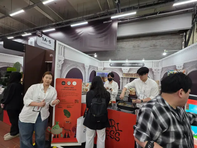 김제은(왼쪽 첫 번째) 고사리익스프레스 대표가 15일 서울 성수동 ‘미(美)지엄’ 내 마련된 부스에서 방문객들을 맞고 있다. [김수연 기자]