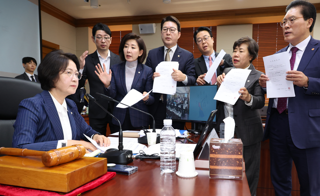 국회 법제사법위원회 국민의힘 의원들이 15일 서울 서초구 대법원에서 열린 전체회의에서 ‘이재명 대통령의 공직선거법위반 사건에 대한 대법원 전원합의체 관련 서류 제출 요구의 건’ 처리에 재판 개입이라 주장하며 추미애 위원장에게 항의하고 있다. [국회사진기자단·연합뉴스]