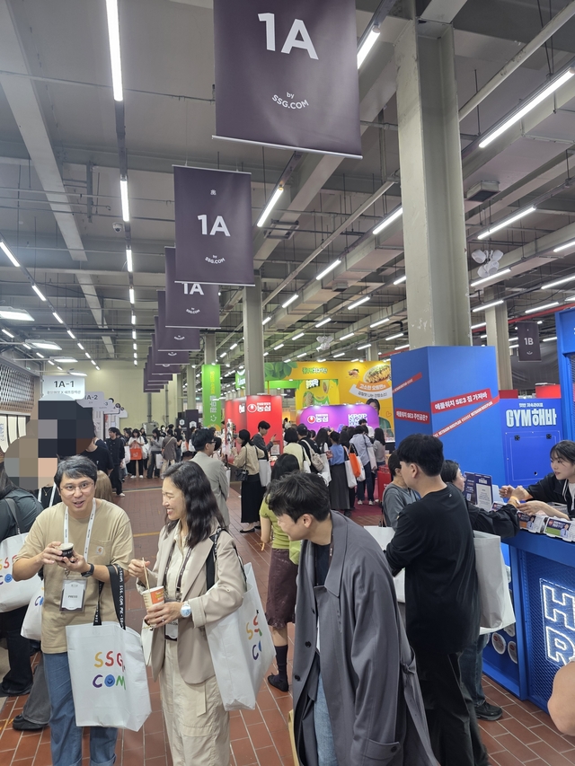 서울 성수동 에스팩토리에서 15일 개막한 SSG닷컴 오프라인 페스타 ‘美지엄’에서 방문객들이 시식을 하고 있다. [김수연 기자]