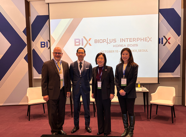 조슈아 호프하이머 법무법인 시들리 파트너 변호사(왼쪽부터), 코지 시노자키 노바티스 헤드, 송영주 태평양 고문, 제시 유 파마벤처스 대표가 15일 서울 코엑스에서 열린 BIX 2025의 ‘특허절벽을 넘어, 차세대 블록버스터를 찾아서’를 주제로 한 세션 진행 후 기념촬영을 하고 있다. 사진 이미선 기자.