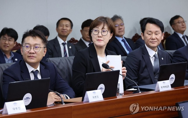 김현지 제1부속실장이 13일 용산 대통령실에서 열린 수석보좌관회의에서 이재명 대통령의 발언을 듣고 있다. 왼쪽부터 김남준 대변인, 김 부속실장, 권혁기 의전비서관. [연합뉴스]