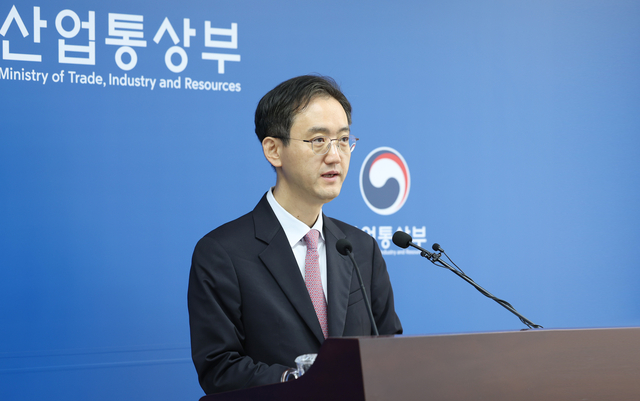 유법민 산업통상부 투자정책관이 15일 정부세종청사 산업부 기자실에서 '2025년 3분기 외국인직접투자 동향' 을 브리핑하고 있다. [산업부 제공]
