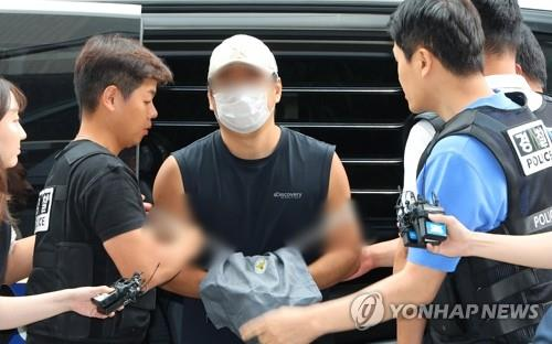 지난 7월 부모·형 살해한 30대 구속심사 출석 [연합뉴스 자료사진]