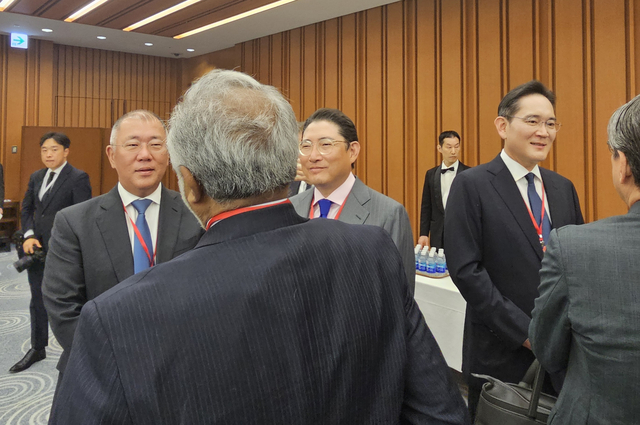 정의선(왼쪽부터) 현대차그룹 회장과 조현준 효성그룹 회장, 이재용 삼성전자 회장이 15일 일본 도쿄 게이단렌 회관에서 열린 한미일 경제대화에 참석해 정·재계 인사들과 얘기를 나누고 있다. 연합뉴스