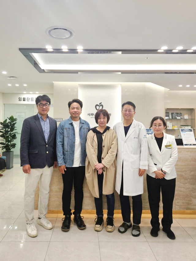 이희용 병원장(우측 두번째)과 일본 환자 부부의 기념 촬영 모습