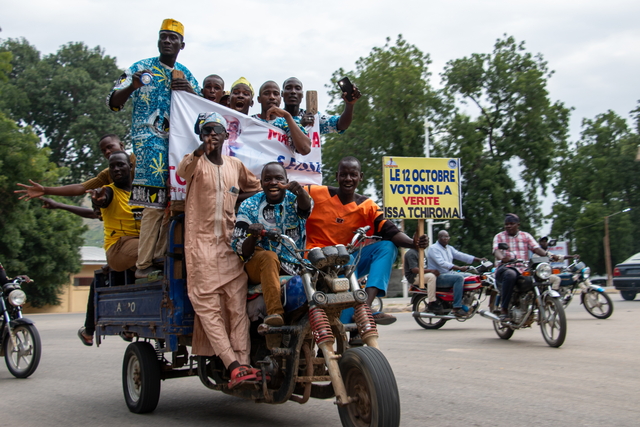 지난 주 카메룬 북부 마루아에서 열린 대통령 선거 유세에서 야당 후보인 이사 치로마 바카리를 지지하는 사람들이 선거 운동을 벌이고 있습니다. EPA 연합뉴스