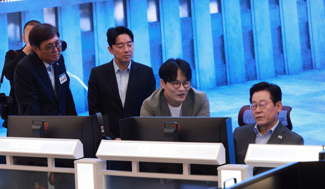 이재명 대통령이 15일 국내 게임사 크래프톤의 게임·문화 플랫폼 서울 성동구 ‘펍지 성수’에서 AI기반 인생 시뮬레이션 게임 ‘인조이’를 체험하고 있다. 왼쪽은 김형준 인조이스튜디오 대표. 연합뉴스