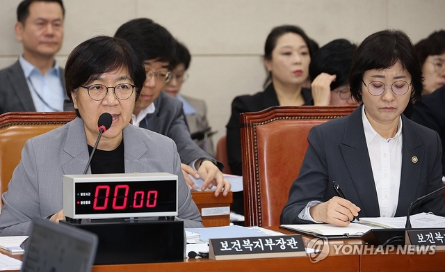 정은경 보건복지부 장관이 15일 서울 여의도 국회에서 열린 보건복지위원회의 보건복지부, 질병관리청 등에 대한 국정감사에서 의원 질의에 답하고 있다. 연합뉴스.