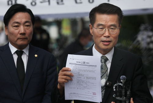 자택에서 숨진 채 발견된 경기 양평군청 소속 50대 사무관 A씨의 변호사인 박경호 국민의힘 대전 대덕 당협위원장이 14일 광화문 KT 빌딩 앞에서 기자회견을 하고 있다. A씨는 지난 2일 김건희 여사 관련 의혹 중 양평 공흥지구 개발 특혜 의혹에 관해 특검 조사를 받았다. [연합뉴스]