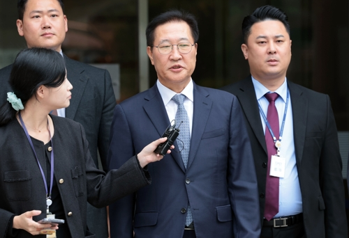 윤석열 전 대통령의 12·3 비상계엄 선포를 방조·가담한 혐의를 받는 박성재 전 법무부 장관이 14일 구속 전 피의자 심문(영장실질심사)을 마치고 서울 서초구 서울중앙지방법원을 나서고 있다.   [연합뉴스]