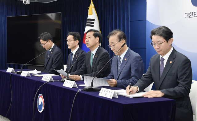 정부가 15일 정부서울청사에서 주택시장 안정화 대책 관련 관계부처 합동 브리핑을 하고 있다. [기획재정부 제공]
