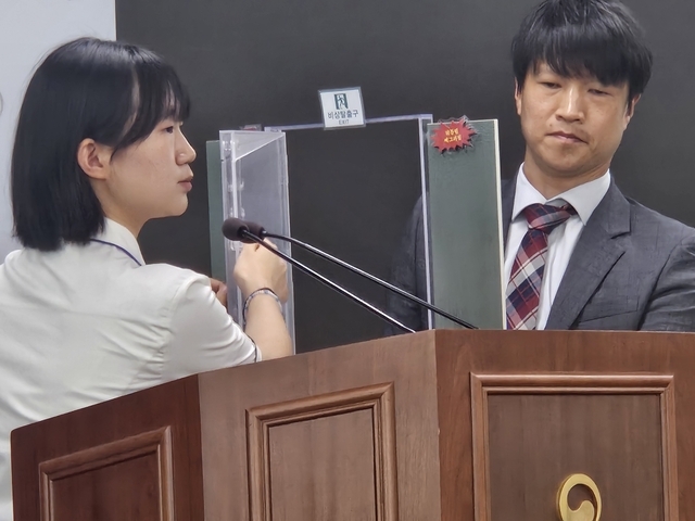 제46회 전국학생과학발명품경진대회 대통령상 수상자 이정민 학생의 ‘지진 발생 시 자동 탈출 가능한 이중문’ 발명에 대한 소개 모습.