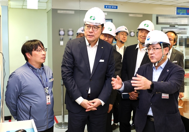 김성환 기후에너지환경부장관이 15일 부산 기장군 소재 고리 원전 현장을 점검하고 있다. [기후에너지환경부 제공]