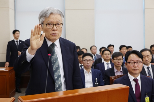 최동석 인사혁신처장이 15일 서울 여의도 국회에서 열린 행정안전위원회의 중앙선거관리위원회, 인사혁신처 등에 대한 국정감사에서 선서하고 있다. [연합뉴스]