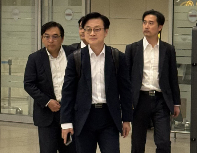 김정관 산업통상부 장관은 지난 6일 인천공항 제2터미널 입국장을 통해 귀국하고 있다. 김 장관은 지난 4일(현지시간) 미국 뉴욕을 방문해 하워드 러트닉 미 상무부 장관과 한미 관세 협상 관련 후속 협의를 이어갔다. [연합뉴스]