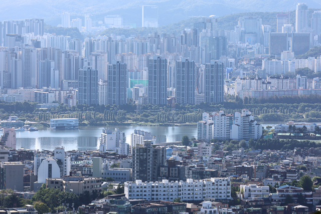 서울 남산에서 바라본 아파트 및 주택 단지. [연합뉴스 제공]