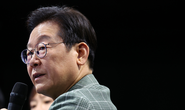 이재명 대통령이 14일 서울 동대문구 콘텐츠문화광장에서 디지털토크라이브 ‘국민의 목소리, 정책이 되다’ 간담회를 하고 있다. 연합뉴스