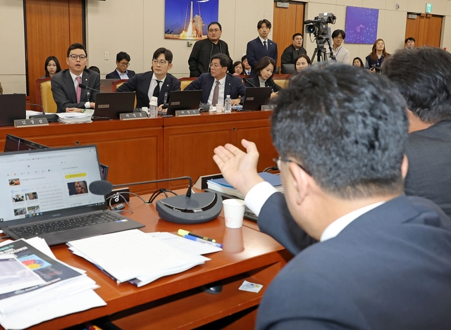 지난 10월 14일 국회 본청에서 열린 과학기술정보방송통신위원회 국정감사 도중 박정훈(왼쪽) 국민의힘 의원과 김우영 더불어민주당 의원이 김현지 대통령실 제1부속실장 의혹 등과 관련해 마주보고 거칠게 설전을 벌이고 있다.<연합뉴스 사진>