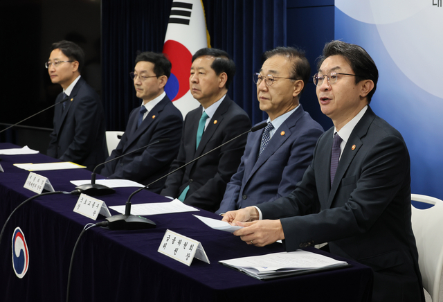 이억원(오른쪽) 금융위원장이 15일 서울 종로구 정부서울청사에서 주택시장 안정화 대책 관계부처 합동브리핑을 하고 있다. [연합뉴스]