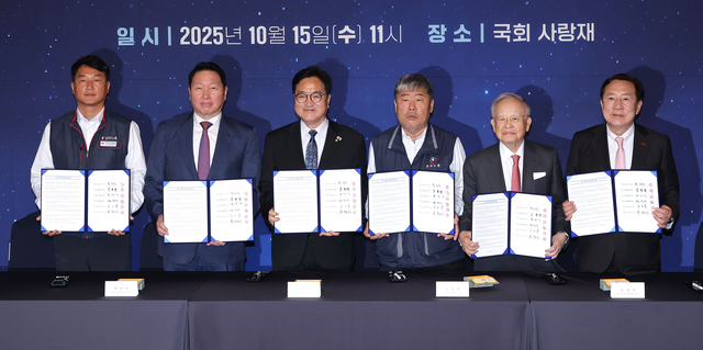 우원식 국회의장을 비롯한 노사 5단체 대표들이 15일 서울 여의도 국회 사랑재에서 열린 사회적 대화 공동선언식에서 서명을 마친 뒤 기념 촬영하고 있다. 왼쪽부터 양경수 민주노총 위원장, 최태원 대한상공회의소 회장, 우원식 국회의장, 김동명 한국노총 위원장, 손경식 한국경영자총협회 회장, 김기문 중소기업중앙회 회장. [연합뉴스]