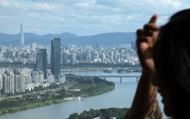 서울 여의도 63빌딩에서 바라본 강남북 집합건물(아파트·다세대·연립·오피스텔). [연합뉴스 제공]