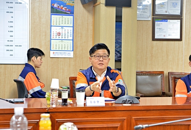 김승현 고려아연 온산제련소장 부사장이 지난 14일 울산 온산제련소에서 가진 국내 언론을 대상으로 한 소규모 간담회에서 발언을 하고 있다. 고려아연 제공