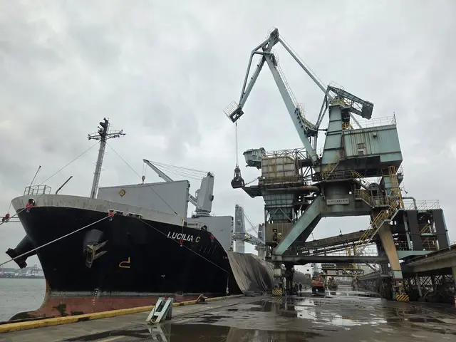 울산 온산항 고려아연 전용 부두(3부두)에서 하역 작업이 이뤄지고 있다. 장우진 기자