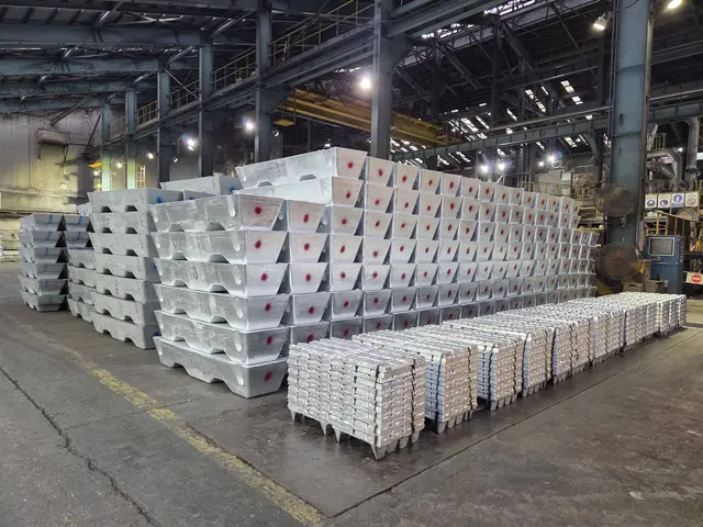 최종 제품화 된 점보아연괴(뒤쪽)와 다이캐스팅 아연괴. 장우진 기자