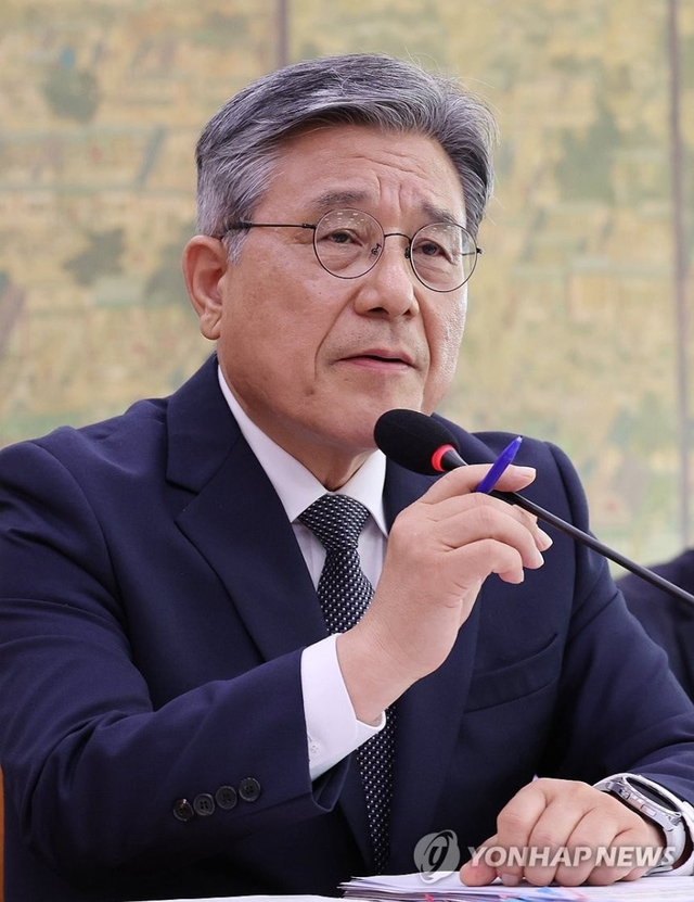 허민 국가유산청장이 16일 서울 여의도 국회에서 열린 2025년도 국가유산청 등에 대한 문화체육관광위원회 국정감사에서 의원들의 질의에 답하고 있다. [연합뉴스]