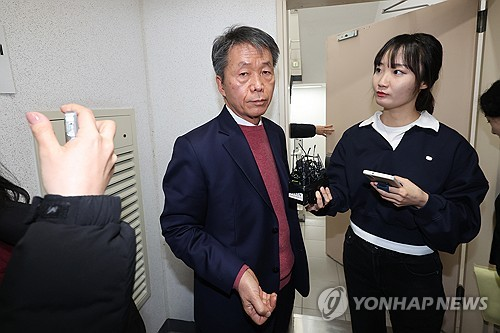 김용원 국가인권위원회 상임위원이 지난 2월 18일 서울 중구 인권위에서 열린 군인권보호위원회를 마친 뒤 취재진의 질문에 답하고 있다. [연합뉴스]