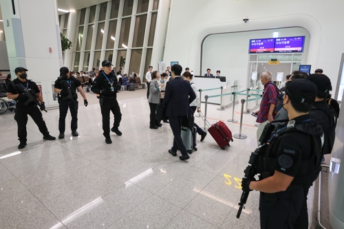 캄보디아에서 한국인 납치·구금 사태가 발생해 논란을 빚고 있는 가운데 15일 인천국제공항 제2여객터미널 탑승구에서 인천국제공항 경찰단 대테러기동대 대원들과 안보팀 관계자들이 캄보디아행 한국인 승객을 대상으로 안전활동을 하고 있다. [영종도=연합뉴스]