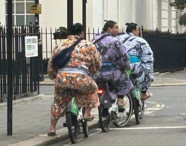 영국 런던에서 자전거 타는 일본 스모 선수들. SNS 갈무리