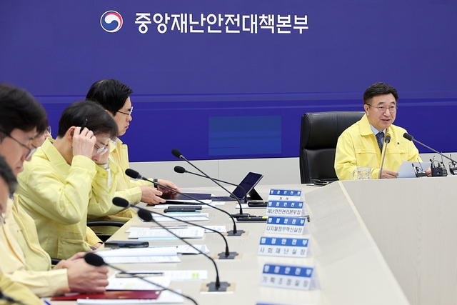 윤호중 중앙재난안전대책본부장(행정안전부 장관)이 16일 오전 정부세종청사에서 국가정보자원관리원 행정정보시스템 화재 관련 중대본 회의를 주재하고 모두 발언을 하고 있다. [행안부]