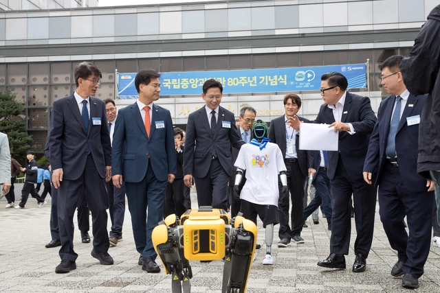 배경훈(왼쪽 세번째) 부총리 겸 과기정통부 장관이 16일 국립중앙과학관 개관 80주년 기념식 이후 로봇개와 산책하며 중앙과학관을 둘러보고 있다.
과기정통부 제공.