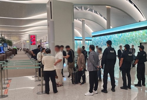 인천공항서 검문검색 [인천경찰청 제공]