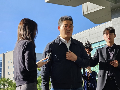 16일 서울동부지검으로 출근한 백해룡 경정이 취재진과 질의응답을 하고 있다 [연합뉴스]