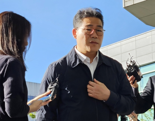 서울동부지검 ‘세관 마약수사 외압 의혹’ 합동수사팀으로 파견이 결정된 백해룡 경정이 16일 서울송파구 동부지검으로 첫 출근하며 취재진 질문에 답하고 있다. [연합뉴스]