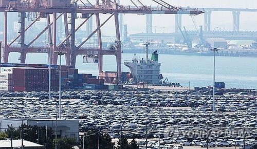 무역항에서 수출 대기 중인 자동차. [연합뉴스]