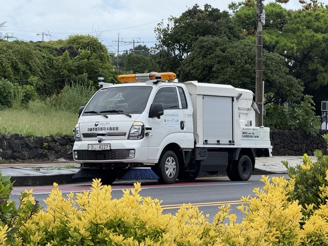 LG유플러스가 제주도와 함께 시범운행하는 자율주행 노면청소차가 16일 도로를 청소하고 있다. LG유플러스 제공
