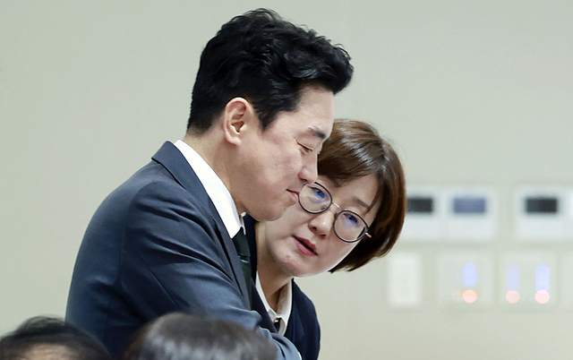 강훈식 대통령 비서실장(왼쪽)과 김현지 제1부속실장이 14일 용산 대통령실에서 열린 국무회의에서 대화하고 있다. 연합뉴스