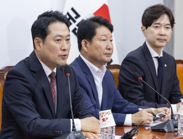 장동혁(왼쪽) 국민의힘 당대표가 15일 국회에서 기자간담회를 열고 이날 정부가 발표한 부동산 정책 관련 발언을 하고 있다.<연합뉴스 사진>