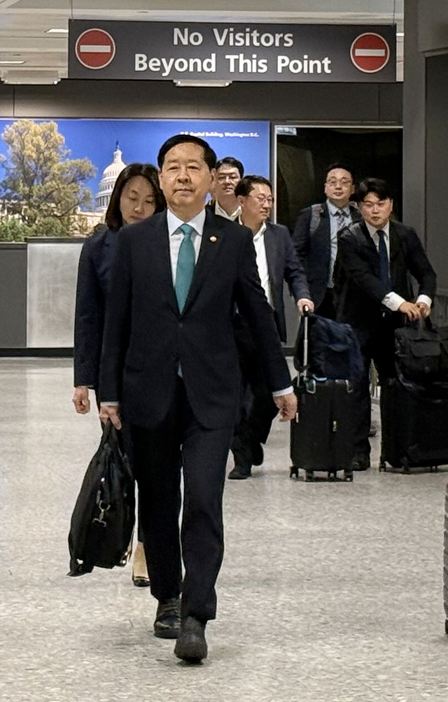 구윤철 부총리 겸 기획재정부 장관이 15일(현지시간) 미국 워싱턴DC 인근 덜레스 국제공항을 통해 미국에 입국하고 있다. 구 부총리는 한미 무역협상의 최종 타결 전망과 관련해 “계속 빠른 속도로 서로 조율하는 단계”라고 밝혔다. 연합뉴스