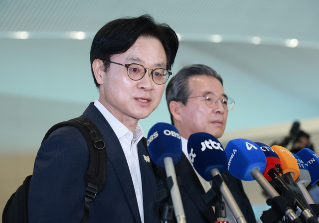 한미 관세 협상 후속 논의와 관련, 하워드 러트닉 미국 상무부 장관과 협상할 예정인 김정관 산업통상부 장관이 16일 인천국제공항 제2여객터미널을 통해 미국 워싱턴DC로 출국하기에 앞서 발언하고 있다. [연합뉴스]