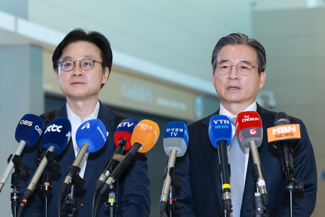 한미 관세 협상 후속 논의와 관련, 하워드 러트닉 미국 상무부 장관과 협상할 예정인 김용범 대통령실 정책실장이 16일 인천국제공항 제2여객터미널을 통해 미국 워싱턴DC로 출국하기에 앞서 발언하고 있다. [연합뉴스]