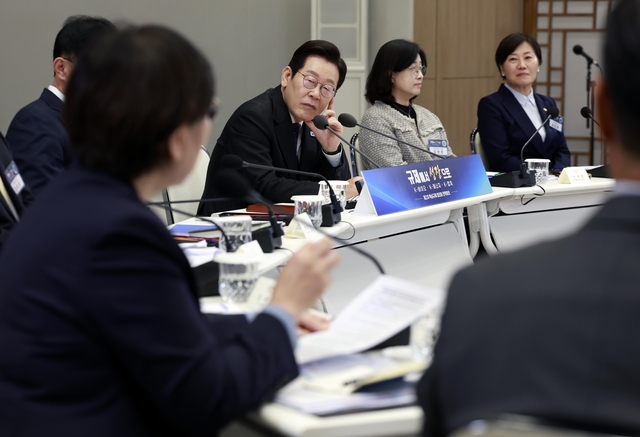 이재명 대통령이 16일 용산 대통령실에서 열린 제2차 핵심규제 합리화 전략회의에서 K-바이오 관련 토론을 주재하고 있다. 연합뉴스