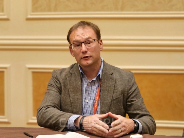 랜드 월드런 오라클 OCI 소버린클라우드부문 부사장이 15일(현지시간) 미국 라스베이거스에서 진행된 ‘오라클 AI 월드 2025’ 컨퍼런스에서 한국기자들과 인터뷰하고 있다. 팽동현 기자