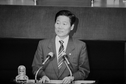 지난 1990년 6월28일 국회 본회의에서 대정부 질의를 하던 고인의 모습.  [연합뉴스]